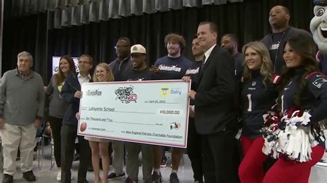 Everett students get visit, ‘ultimate recess’ experience with New England Patriots players